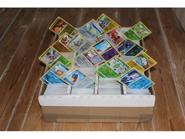 Diverse pokemon kaarten in doos w.o. collectie temporal forces. onderdeel van combinatiekavel kavels p001 t/m p051 combinatiekavel - afbeelding 1 van  4