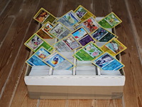 Diverse pokemon kaarten in doos w.o. collectie temporal forces. onderdeel van combinatiekavel kavels p001 t/m p051 combinatiekavel