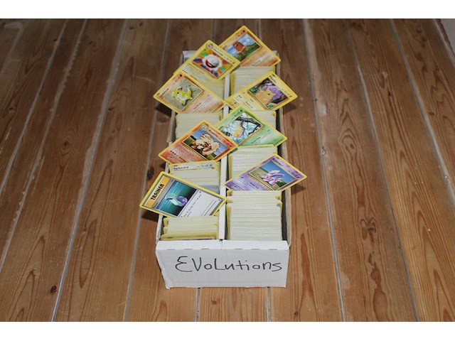 Diverse pokemon kaarten in doos w.o. collectie xy evolutions. onderdeel van combinatiekavel kavels p001 t/m p051 combinatiekavel - afbeelding 1 van  4