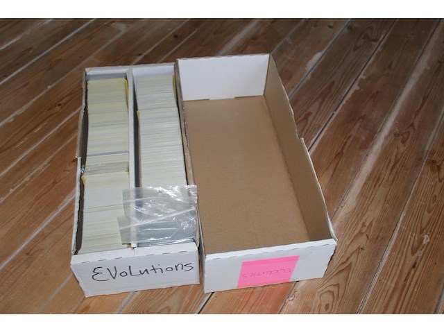 Diverse pokemon kaarten in doos w.o. collectie xy evolutions. onderdeel van combinatiekavel kavels p001 t/m p051 combinatiekavel - afbeelding 3 van  4