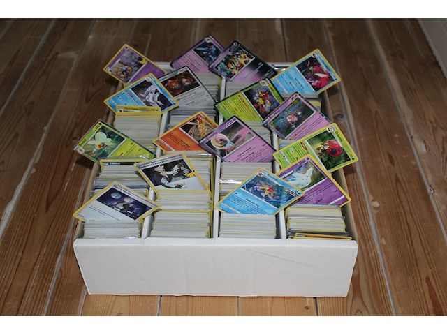 Diverse pokemon kaarten in doos w.o. collecties 25th anniversary celebration, sword & shield en shining fates. onderdeel van combinatiekavel kavels p001 t/m p051 combinatiekavel - afbeelding 1 van  4