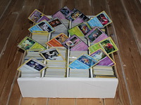 Diverse pokemon kaarten in doos w.o. collecties 25th anniversary celebration, sword & shield en shining fates. onderdeel van combinatiekavel kavels p001 t/m p051 combinatiekavel