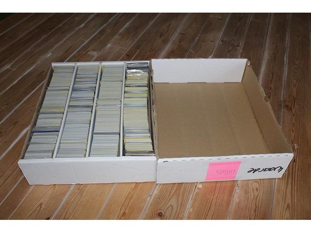 Diverse pokemon kaarten in doos w.o. collecties 25th anniversary celebration, sword & shield en shining fates. onderdeel van combinatiekavel kavels p001 t/m p051 combinatiekavel - afbeelding 2 van  4