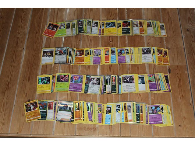 Diverse pokemon kaarten in doos w.o. collecties 25th anniversary celebration, sword & shield en shining fates. onderdeel van combinatiekavel kavels p001 t/m p051 combinatiekavel - afbeelding 3 van  4