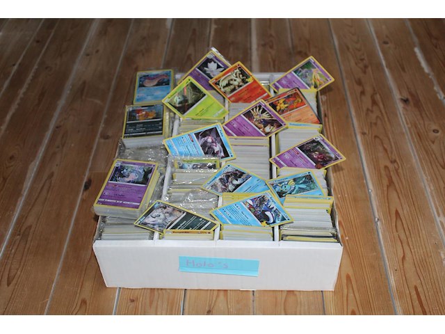 Diverse pokemon kaarten in doos w.o. collecties 25th anniversary celebration, sword & shield. onderdeel van combinatiekavel kavels p001 t/m p051 combinatiekavel - afbeelding 1 van  4