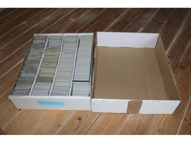 Diverse pokemon kaarten in doos w.o. collecties 25th anniversary celebration, sword & shield. onderdeel van combinatiekavel kavels p001 t/m p051 combinatiekavel - afbeelding 2 van  4