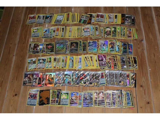 Diverse pokemon kaarten in doos w.o. collecties ancient origins, sword & shield en burning shadows. onderdeel van combinatiekavel kavels p001 t/m p051 combinatiekavel - afbeelding 2 van  6