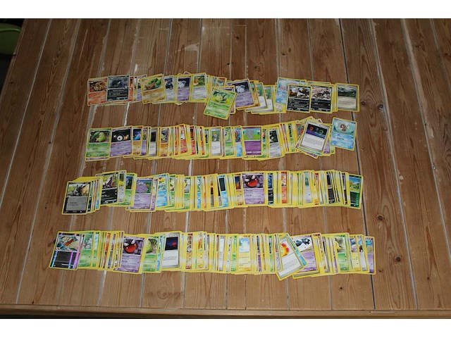 Diverse pokemon kaarten in doos w.o. collecties burning shadows, rising rivals en platinum. onderdeel van combinatiekavel kavels p001 t/m p051 combinatiekavel - afbeelding 1 van  3