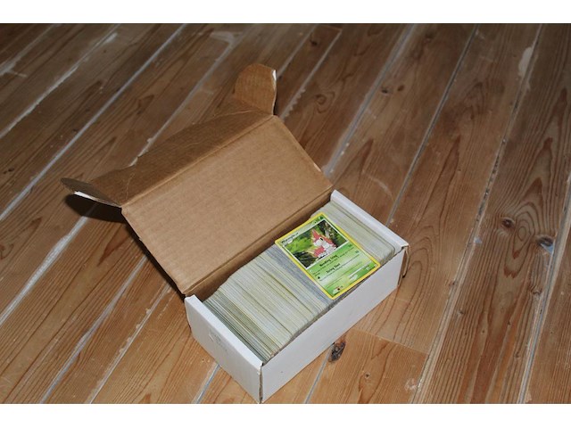 Diverse pokemon kaarten in doos w.o. collecties burning shadows, rising rivals en platinum. onderdeel van combinatiekavel kavels p001 t/m p051 combinatiekavel - afbeelding 2 van  3