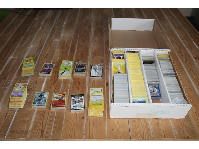 Diverse pokemon kaarten in doos w.o. collecties ex holon phantoms, sword & shield en diamond & pearl. onderdeel van combinatiekavel kavels p001 t/m p051 combinatiekavel - afbeelding 1 van  4