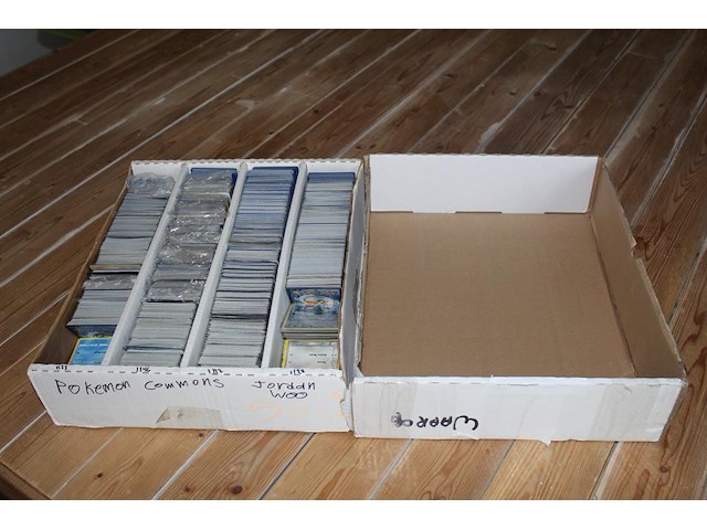 Diverse pokemon kaarten in doos w.o. collecties ex holon phantoms, sword & shield en diamond & pearl. onderdeel van combinatiekavel kavels p001 t/m p051 combinatiekavel - afbeelding 2 van  4