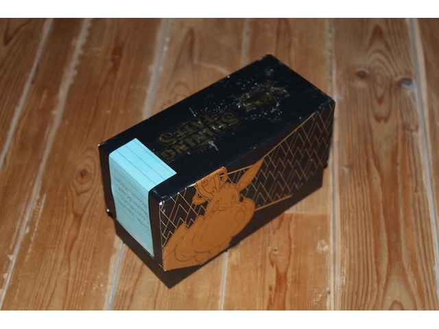 Diverse pokemon kaarten in doos w.o. collecties ex team magma vs team aqua, base set en diamond & pearl . onderdeel van combinatiekavel kavels p001 t/m p051 combinatiekavel - afbeelding 1 van  3