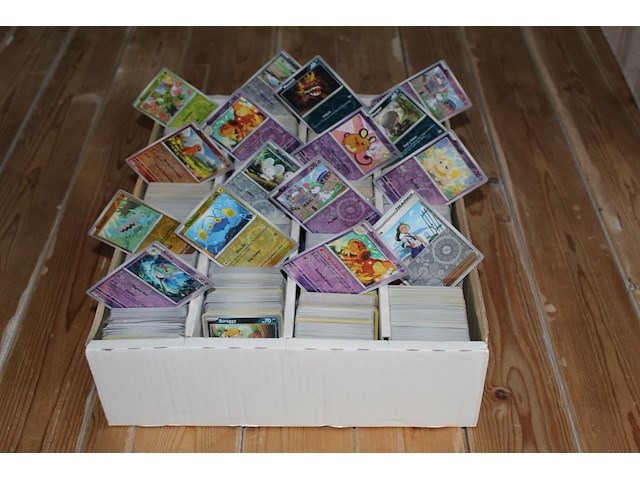 Diverse pokemon kaarten in doos w.o. collecties paldean fates en sword & shield. onderdeel van combinatiekavel kavels p001 t/m p051 combinatiekavel - afbeelding 1 van  4