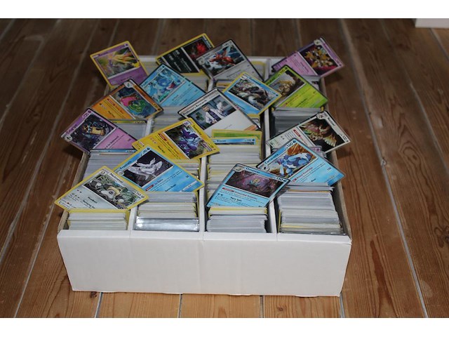 Diverse pokemon kaarten in doos w.o. collecties scarlet & violet, pokemon go en 25th anniversary celebration. onderdeel van combinatiekavel kavels p001 t/m p051 combinatiekavel - afbeelding 1 van  4