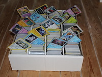 Diverse pokemon kaarten in doos w.o. collecties scarlet & violet, pokemon go en 25th anniversary celebration. onderdeel van combinatiekavel kavels p001 t/m p051 combinatiekavel