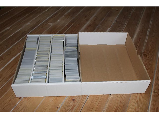 Diverse pokemon kaarten in doos w.o. collecties scarlet & violet, pokemon go en 25th anniversary celebration. onderdeel van combinatiekavel kavels p001 t/m p051 combinatiekavel - afbeelding 2 van  4