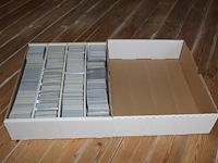 Diverse pokemon kaarten in doos w.o. collecties scarlet & violet, pokemon go en 25th anniversary celebration. onderdeel van combinatiekavel kavels p001 t/m p051 combinatiekavel - afbeelding 2 van  4