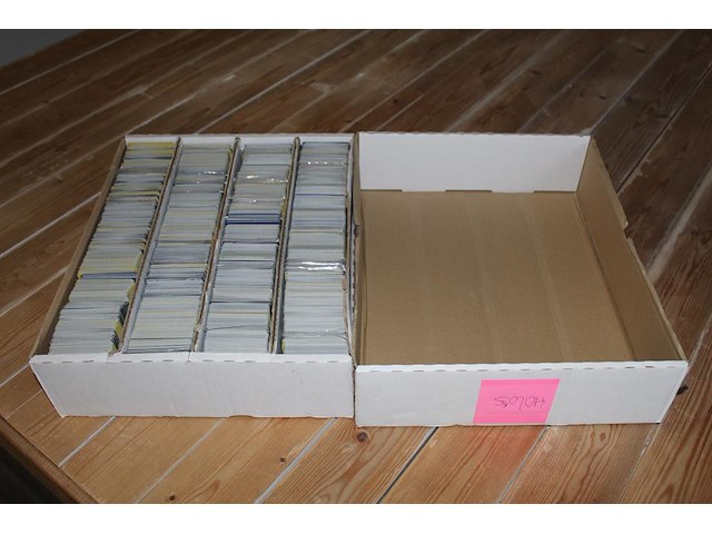 Diverse pokemon kaarten in doos w.o. collecties scarlet & violet, sword & shield en 25th anniversary celebr... onderdeel van combinatiekavel kavels p001 t/m p051 combinatiekavel - afbeelding 2 van  4