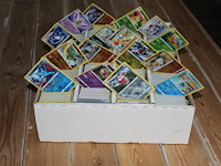 Diverse pokemon kaarten in doos w.o. collecties sword & shield en hidden fates. onderdeel van combinatiekavel kavels p001 t/m p051 combinatiekavel