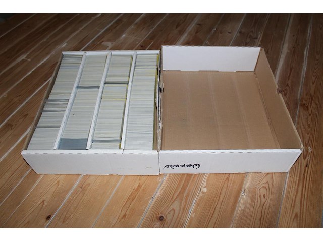 Diverse pokemon kaarten in doos w.o. collecties sword & shield en hidden fates. onderdeel van combinatiekavel kavels p001 t/m p051 combinatiekavel - afbeelding 2 van  4