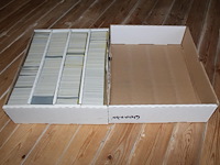 Diverse pokemon kaarten in doos w.o. collecties sword & shield en hidden fates. onderdeel van combinatiekavel kavels p001 t/m p051 combinatiekavel - afbeelding 2 van  4