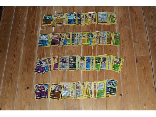 Diverse pokemon kaarten in doos w.o. collecties sword & shield en hidden fates. onderdeel van combinatiekavel kavels p001 t/m p051 combinatiekavel - afbeelding 3 van  4