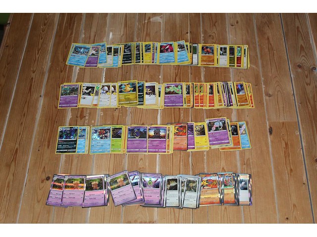 Diverse pokemon kaarten in doos w.o. collecties sword & shield, pokemon go en 25th anniversary celebration. onderdeel van combinatiekavel kavels p001 t/m p051 combinatiekavel - afbeelding 3 van  4