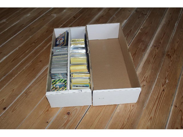 Diverse pokemon kaarten in doos w.o. collecties vivid voltage, evolving skies en xy evolutions. onderdeel van combinatiekavel kavels p001 t/m p051 combinatiekavel - afbeelding 1 van  4