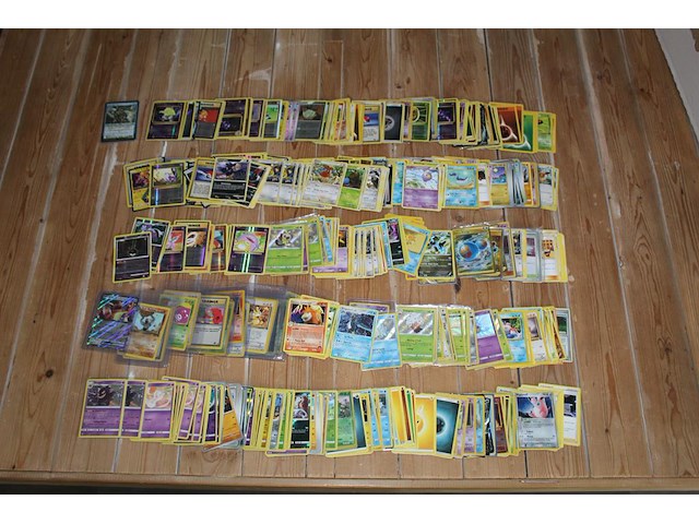 Diverse pokemon kaarten in doos w.o. collecties vivid voltage, evolving skies en xy evolutions. onderdeel van combinatiekavel kavels p001 t/m p051 combinatiekavel - afbeelding 3 van  4