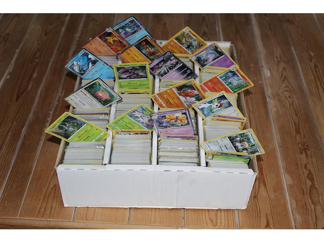 Diverse pokemon kaarten in doos w.o. collecties vivid voltage, shining fates en 25th anniversary celebration. onderdeel van combinatiekavel kavels p001 t/m p051 combinatiekavel - afbeelding 1 van  4