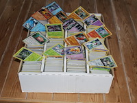 Diverse pokemon kaarten in doos w.o. collecties vivid voltage, shining fates en 25th anniversary celebration. onderdeel van combinatiekavel kavels p001 t/m p051 combinatiekavel