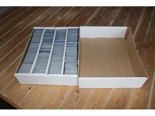 Diverse pokemon kaarten in doos w.o. collecties vivid voltage, shining fates en 25th anniversary celebration. onderdeel van combinatiekavel kavels p001 t/m p051 combinatiekavel - afbeelding 2 van  4