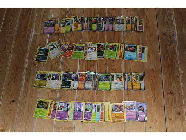 Diverse pokemon kaarten in doos w.o. collecties vivid voltage, shining fates en 25th anniversary celebration. onderdeel van combinatiekavel kavels p001 t/m p051 combinatiekavel - afbeelding 3 van  4