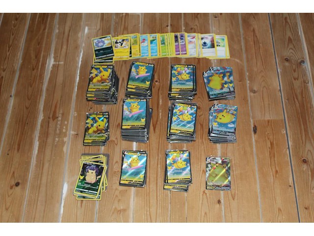 Diverse pokemon kaarten in doos w.o. vele soorten pikachu en crown zenith. onderdeel van combinatiekavel kavels p001 t/m p051 combinatiekavel - afbeelding 2 van  3