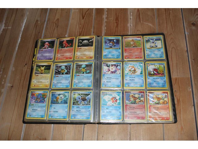 Diverse pokemon kaarten in map w.o. collecties ex dragon frontiers, diamond & pearl en ex team rocket returns. onderdeel van combinatiekavel kavels p001 t/m p051 combinatiekavel - afbeelding 10 van  12