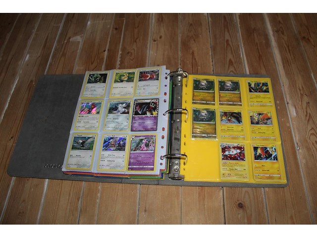 Diverse pokemon kaarten in map w.o. collecties shining fates, burning shadows en rebel clash. onderdeel van combinatiekavel kavels p001 t/m p051 combinatiekavel - afbeelding 3 van  14