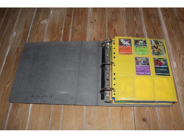 Diverse pokemon kaarten in map w.o. collecties shining fates, burning shadows en rebel clash. onderdeel van combinatiekavel kavels p001 t/m p051 combinatiekavel - afbeelding 8 van  14