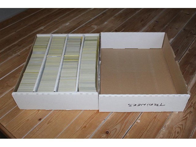 Diverse pokmeon kaarten trainer versie in doos w.o. collecties scarlet & violet, lost origin en sword & shi... onderdeel van combinatiekavel kavels p001 t/m p051 combinatiekavel - afbeelding 1 van  4