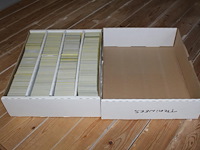 Diverse pokmeon kaarten trainer versie in doos w.o. collecties scarlet & violet, lost origin en sword & shi... onderdeel van combinatiekavel kavels p001 t/m p051 combinatiekavel