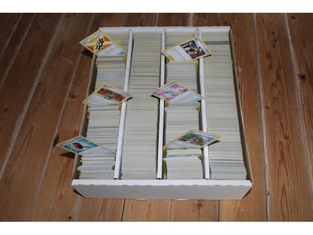 Diverse pokmeon kaarten trainer versie in doos w.o. collecties scarlet & violet, lost origin en sword & shi... onderdeel van combinatiekavel kavels p001 t/m p051 combinatiekavel - afbeelding 3 van  4