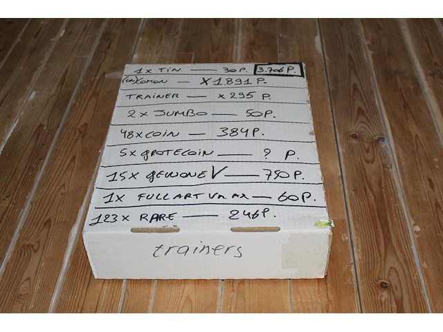 Diverse pokmeon kaarten trainer versie in doos w.o. collecties scarlet & violet, lost origin en sword & shi... onderdeel van combinatiekavel kavels p001 t/m p051 combinatiekavel - afbeelding 4 van  4