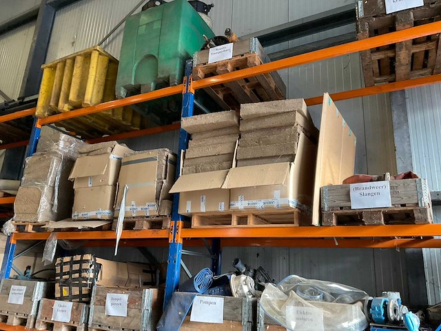 Diverse pompen en machine onderdelen - afbeelding 19 van  26