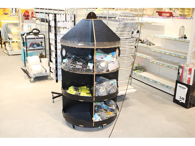 Diverse pompen, w.o. ballen- en voetpompen in display. let op: inclusief display - afbeelding 1 van  2