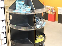 Diverse pompen, w.o. ballen- en voetpompen in display. let op: inclusief display - afbeelding 2 van  2