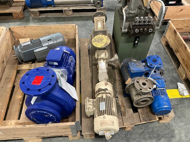 Diverse pompunit en machinedelen - afbeelding 3 van  5