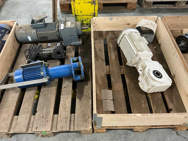 Diverse pompunit en machinedelen - afbeelding 4 van  5