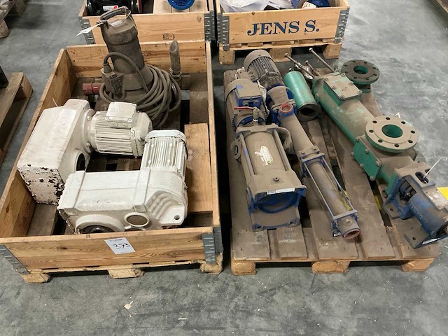 Diverse pompunit en machinedelen - afbeelding 2 van  5