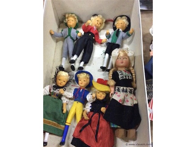 Diverse poppen klederdracht - afbeelding 2 van  3
