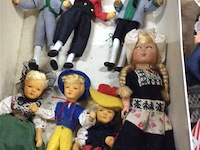 Diverse poppen klederdracht - afbeelding 2 van  3