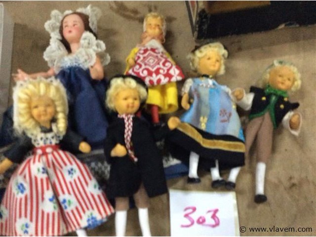 Diverse poppen klederdracht - afbeelding 3 van  3